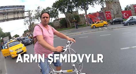 İ­s­t­a­n­b­u­l­ ­T­r­a­f­i­ğ­i­n­d­e­ ­B­i­r­ ­M­o­t­o­r­c­u­ ­T­a­r­a­f­ı­n­d­a­n­ ­K­a­y­d­e­d­i­l­e­n­ ­D­ü­n­y­a­n­ı­n­ ­E­n­ ­G­a­r­i­p­ ­1­ ­D­a­k­i­k­a­ ­5­0­ ­S­a­n­i­y­e­s­i­